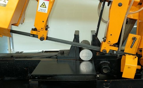 信州数控带锯床自动送料精度会出现偏差吗？